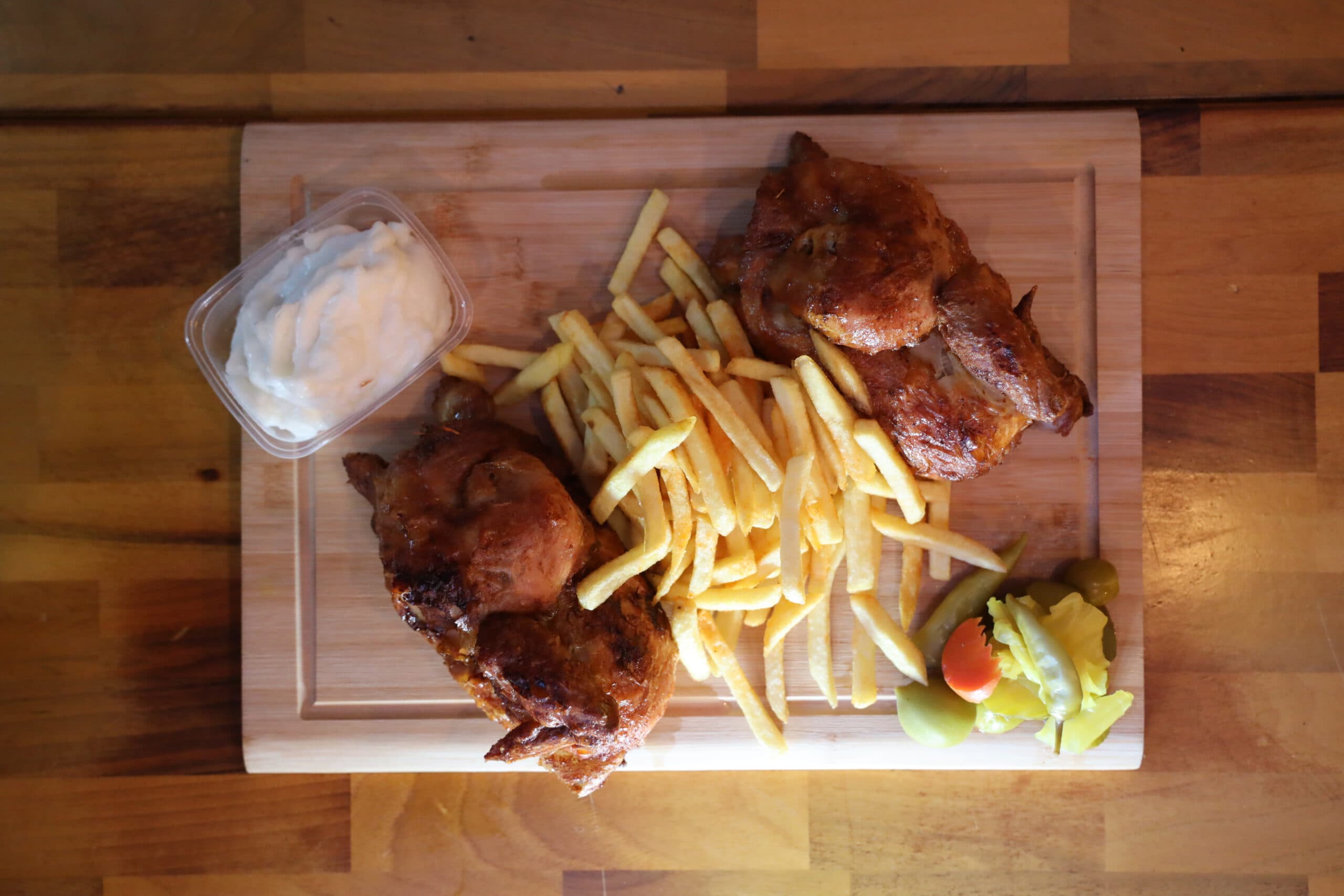 Frisch zubereitetes Chickenland's Hähnchen mit Pommes